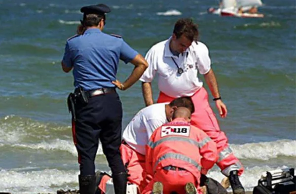 Immagine di copertina per: Tragedia a Capaccio Paestum: uomo annega al lido Laura, ricerche in corso per un secondo disperso
