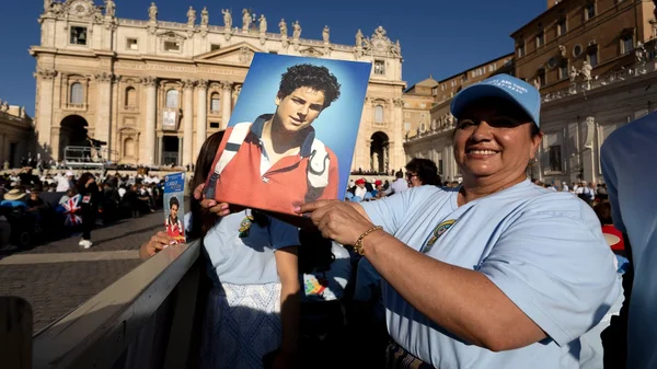 Immagine di copertina per: La vita di Carlo Acutis: dal web alla santità globale