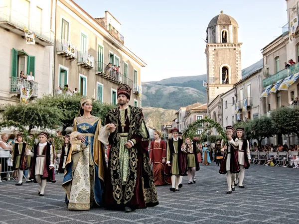 Immagine di copertina per: Alla Tavola della Principessa Costanza: Record Storico per la 30 Edizione a Teggiano