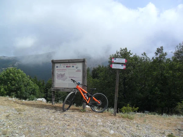 Sentiero mountain bike sul Monte Cervati (1.899m), la vetta più alta della Campania, con single track tecnici e panorami sui monti del Parco Nazionale