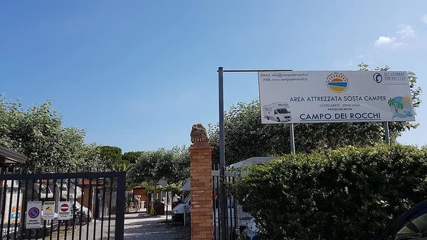 Area sosta Campo dei Rocchi a Castellabate: 45 piazzole attrezzate a 50 metri dalla splendida spiaggia dei Rocchi, con vista panoramica sul Golfo di Salerno